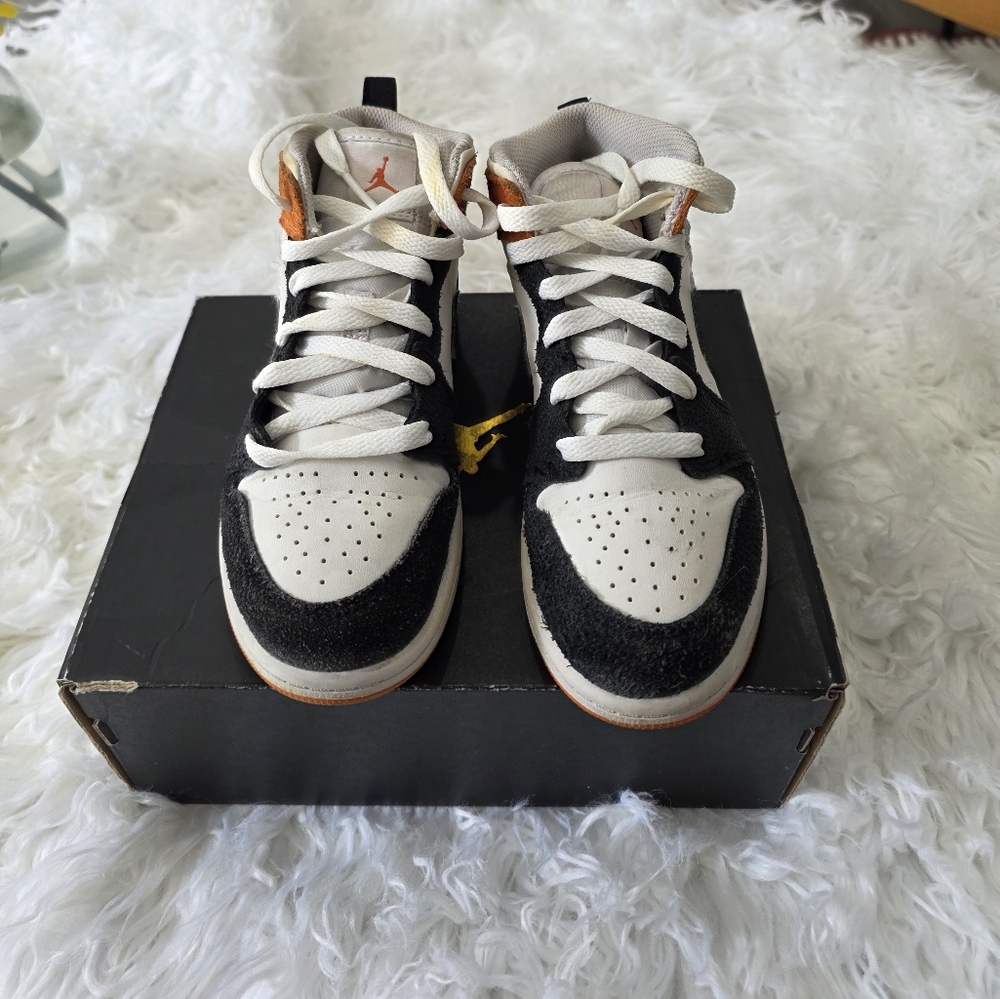 Nike Black and White Classic Sneakers with Padded Collar